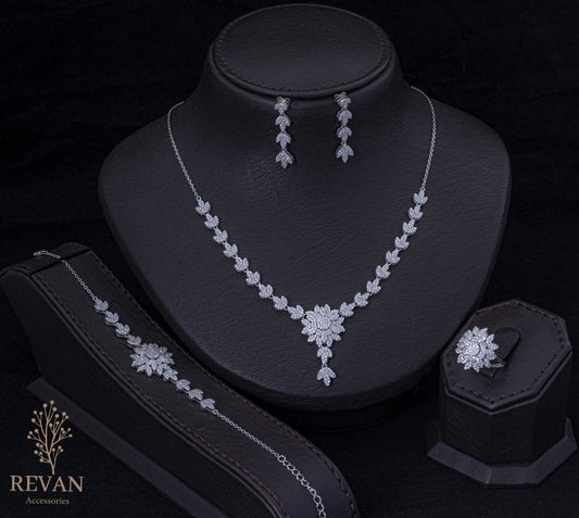 طقم فاخر بتفاصيل متشابكة أنيقة